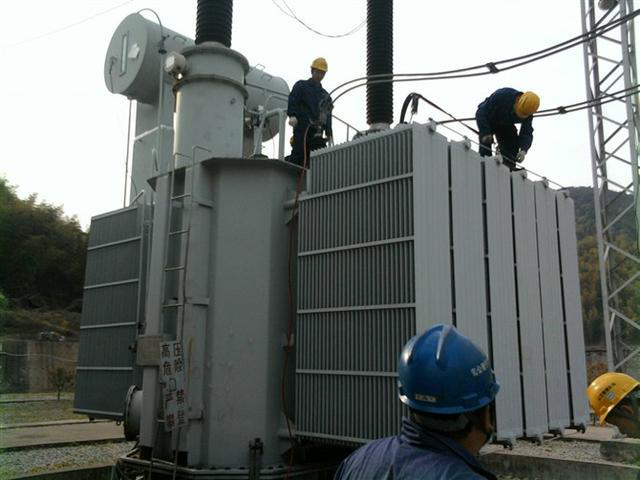 作業(yè)人員安全保護(hù)繩系在安全水平保護(hù)繩上，確保在變壓器本體上移動(dòng)始終不會(huì)失去保護(hù)。